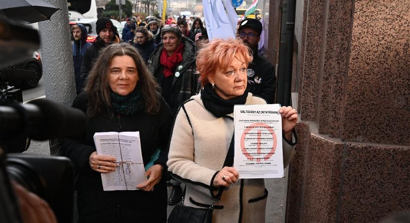 Budapest belvárosában szerveztek tiltakozást a pedagógus érdekképviseletek