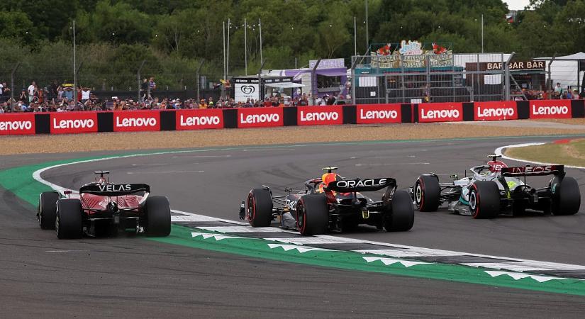 Díjat kaphat az FIA-tól Hamilton dupla előzése Silverstone-ból