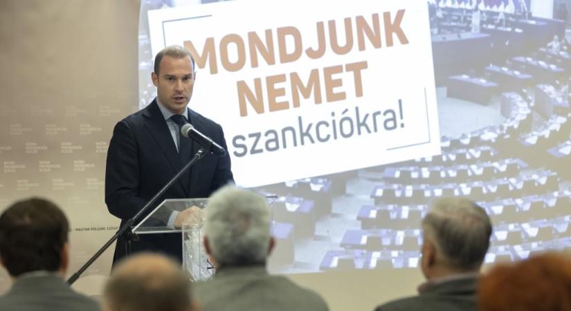Hollik szerint azonnal leállna a magyar gazdaság, ha megvalósulna az EP terve