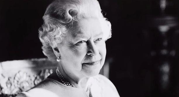 Kiderült, II. Erzsébet királynő miért mindig 2 doboz bonbont vitt ajándékba