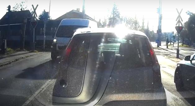 Csak egy hajszálon múlt: a HÉV előtt hajtott át egy furgon – videó