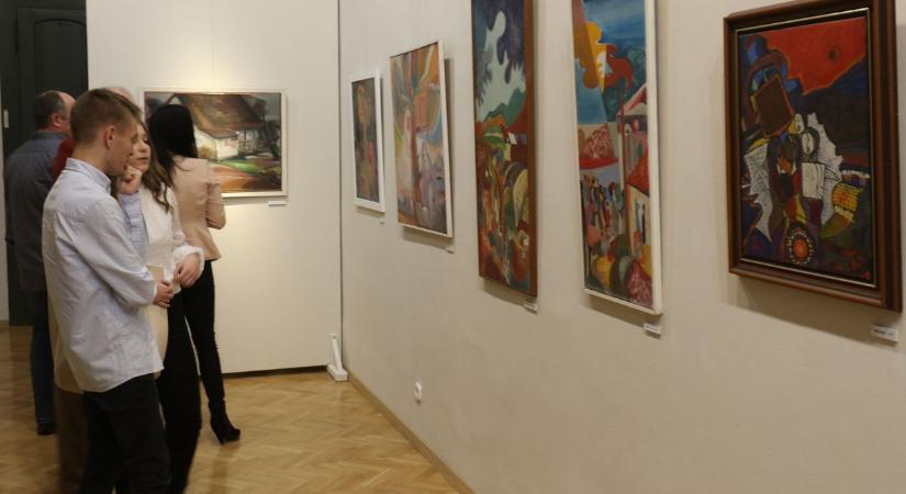 A híres zománc művész alkotásaiból nyílt kiállítás a Cifrapalotában – galériával