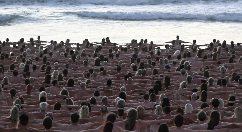 Meztelenül vonultak az ausztrál tengerpartra, hogy felhívják a figyelmet a bőrrákra