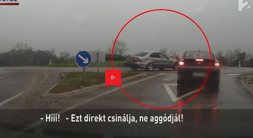 Videón az Emőd előtti körforgalomban driftelő autós