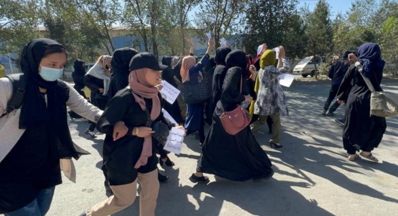 Megverve és megalázva: tálib fellépés az egyetemeken tiltakozó nők megfékezésére