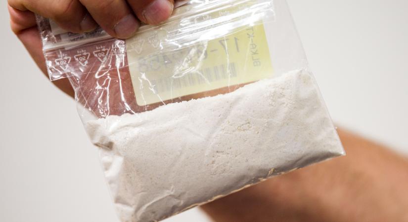 A tolószék kerekeiben próbált kokaint csempészni az Egyesült Államokba egy nő
