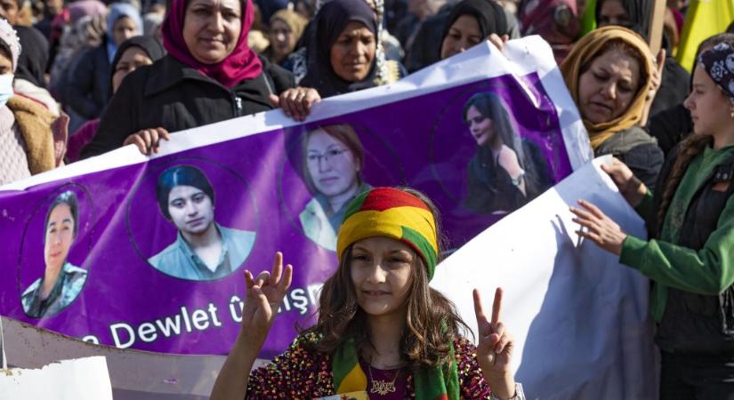 Kurdok ezrei tüntettek a török katonai agresszió ellen