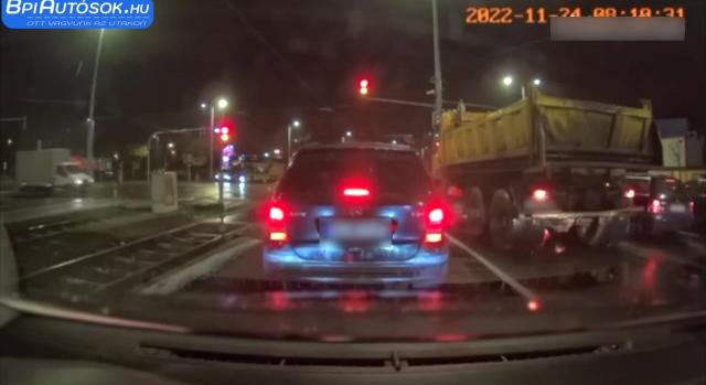 Videó: forgalommal szemben kanyarodott fel a Gyáli úti felüljáróra egy autós