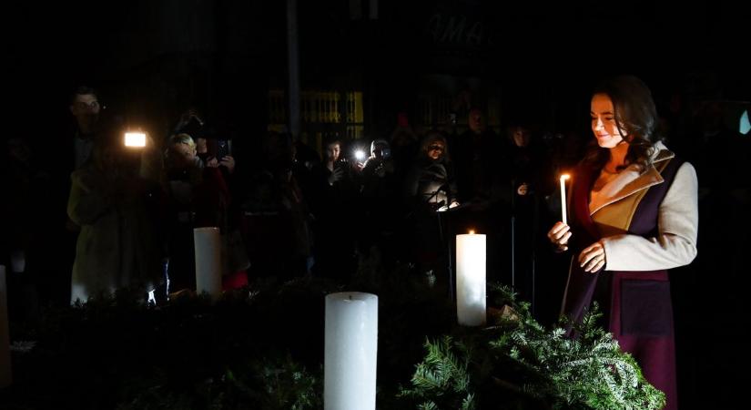 Novák Katalin meggyújtotta Beregszász adventi gyertyáját