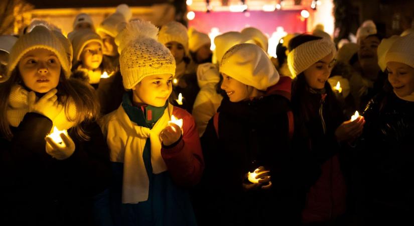 Kisangyalok százai daloltak, majd felgyúltak az ünnepi fények Fehérvár belvárosában (videó)