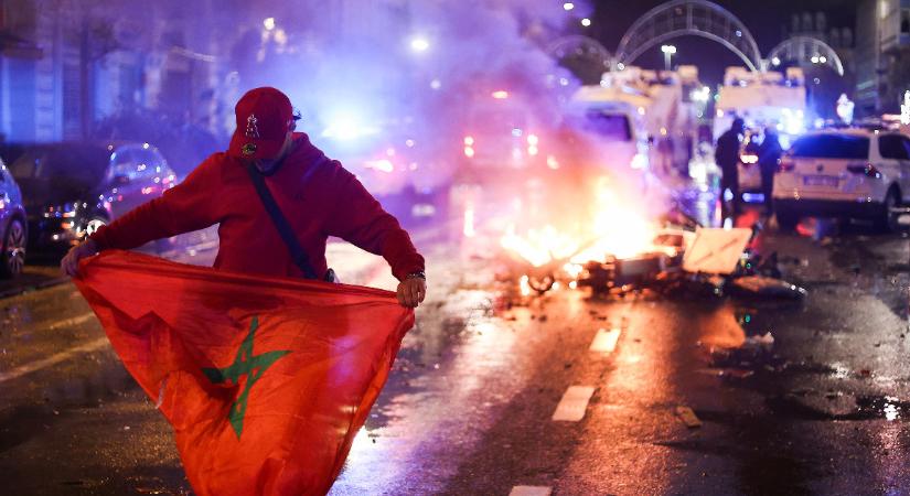 Elektromos rollerek felgyújtásával ünnepelték Belgium legyőzését marokkói szurkolók Brüsszelben