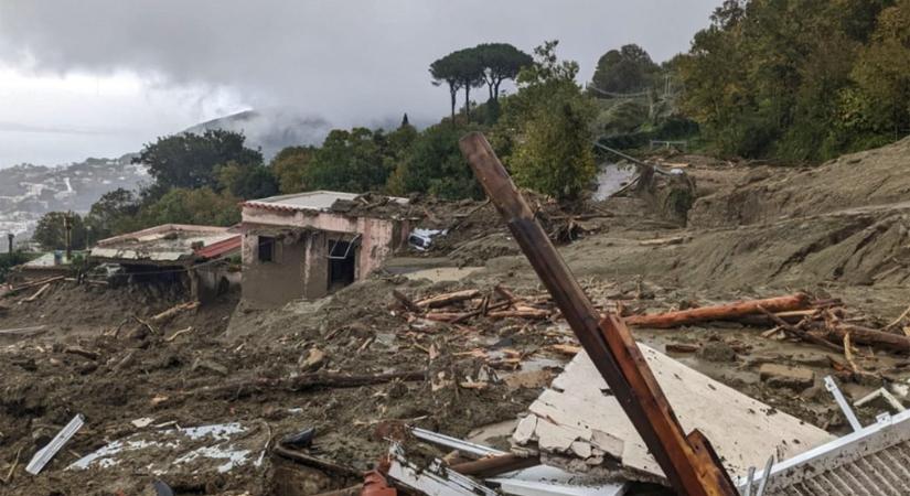 Mentőbúvárok keresik a túlélőket az olaszországi földcsuszamlás után