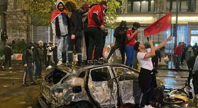A marokkói válogatott szurkolói autókat gyújtottak fel Brüsszelben, miután Marokkó megverte Belgiumot a foci-vb-n