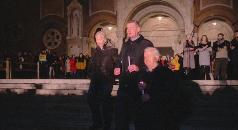 Szegeden a baloldali polgármester és a kormányhoz húzó megyéspüspök együtt gyújtotta meg az első adventi gyertyát