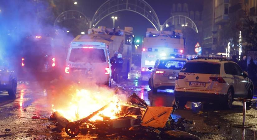 Zavargások Brüsszelben: kiégett járművek és szeméthalmok lepték el az utcákat – Képgaléria