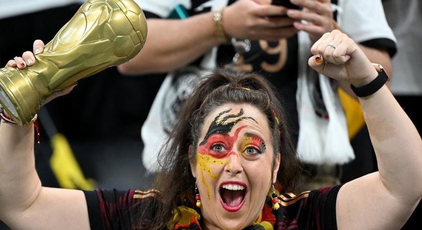 A németek a világbajnoki trófeával pózoltak a spanyol meccsen, de még nagyon messze vannak tőle