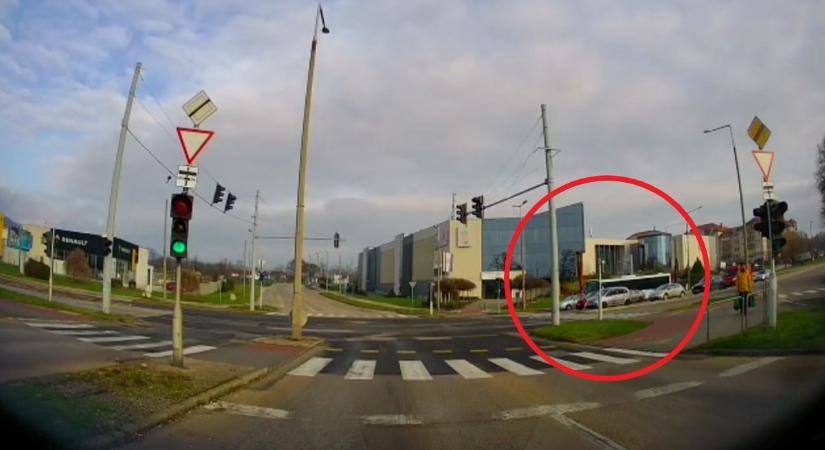 Videón a mázli: zöld lámpánál állt meg, így kerülte el a balesetet a tatabányai sofőr