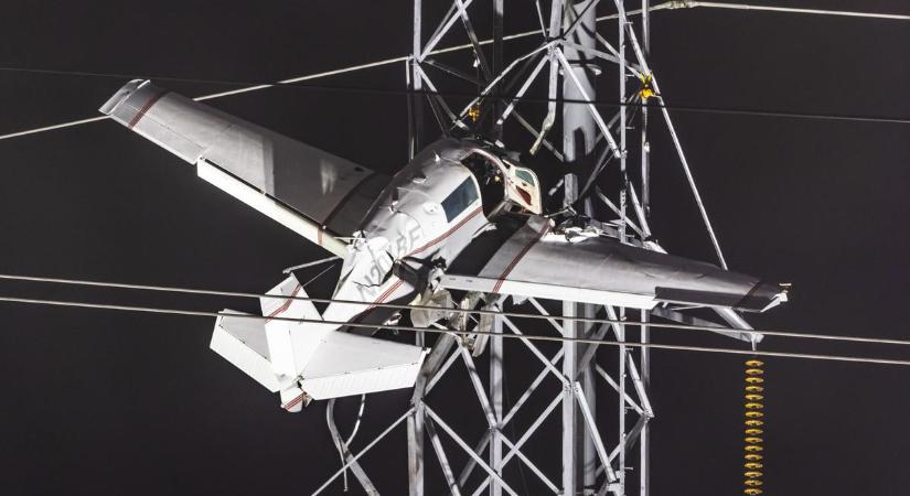 Drámai fotók a magasfeszültségű oszlopba szorult repülő és utasai mentéséről - galéria