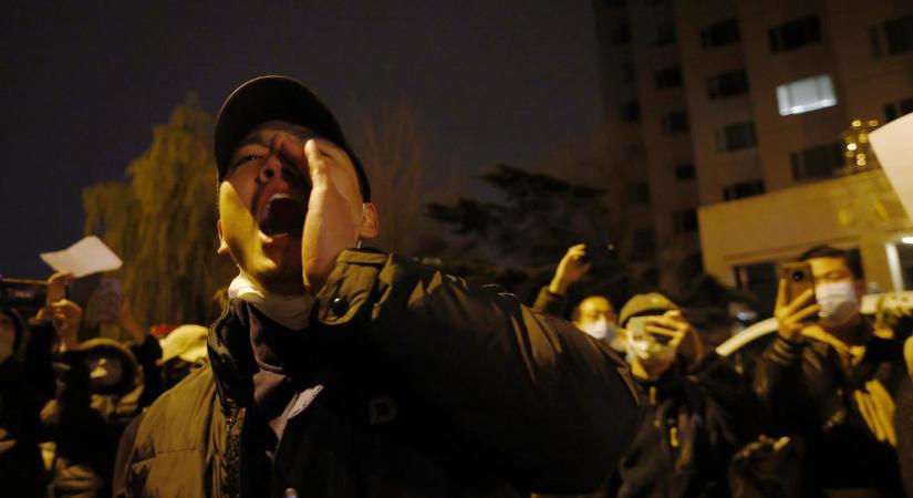 Megfojtják Kínát a covid-korlátozások: durvul a helyzet, országszerte lázadnak, a tüntetők a rendőrökkel is összecsaptak – videók