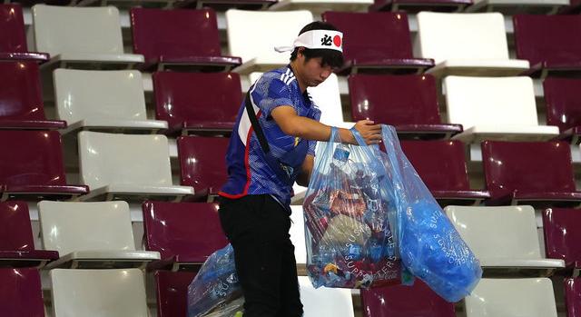 "Tiszta a szívünk, ezért a stadion is legyen tiszta"- ezért takarítanak a japán szurkolók