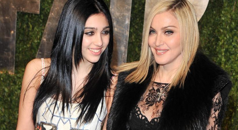 Ritka közös fotót posztolt hat gyerekével Madonna, de a végeredmény sokak szerint inkább az Addams Family-t idézi