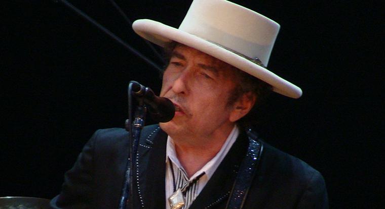 Bob Dylan szédült, ezért egy géppel dedikálta a limitált számban megjelent, darabonként 234 ezer forintos könyvét