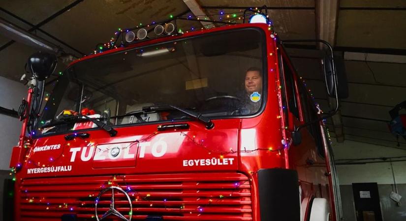 Karácsonyi díszbe öltözött a nyergesi tűzoltóautó (fotók)