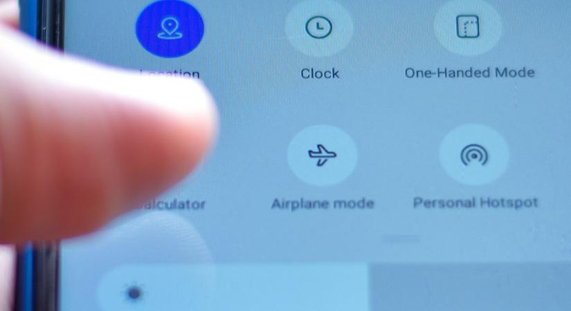 Feleslegessé válik a repülési üzemmód: büntetlenül lehet használni a fedélzeten a telefont