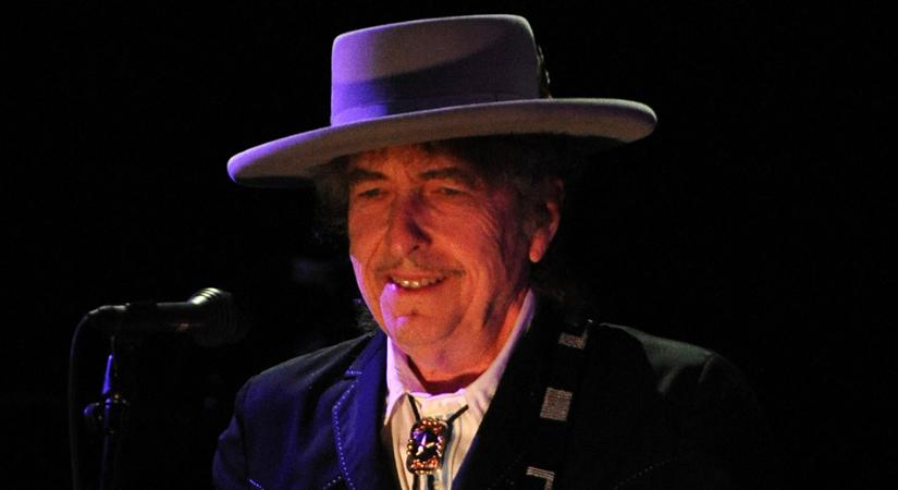 Bob Dylan bocsánatot kért, mert könyvében gép alkotta a „kézírásos autogramot”
