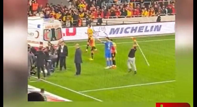 Videón, ahogy szögletzászlóval verik fejbe a kapust a török másodosztályú meccsen