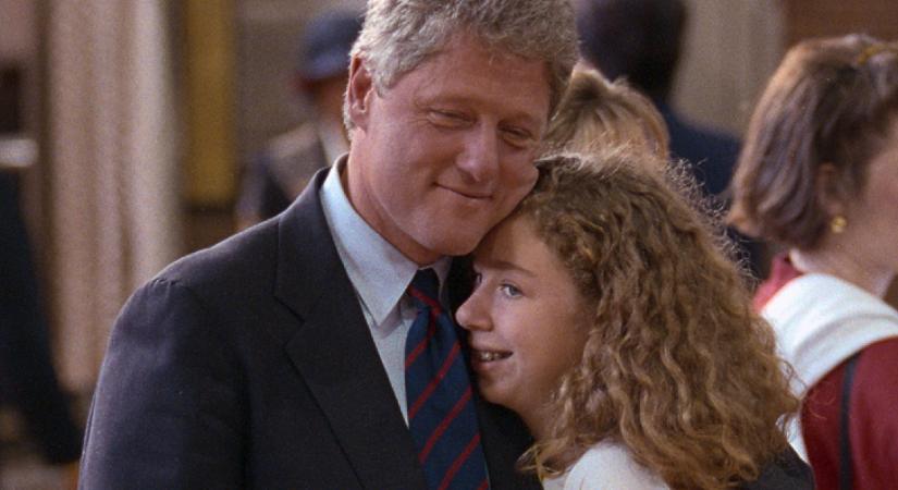 Rá sem ismerni Bill Clinton lányára: nem hiszed el, milyen bombázó lett Chelsea-ből
