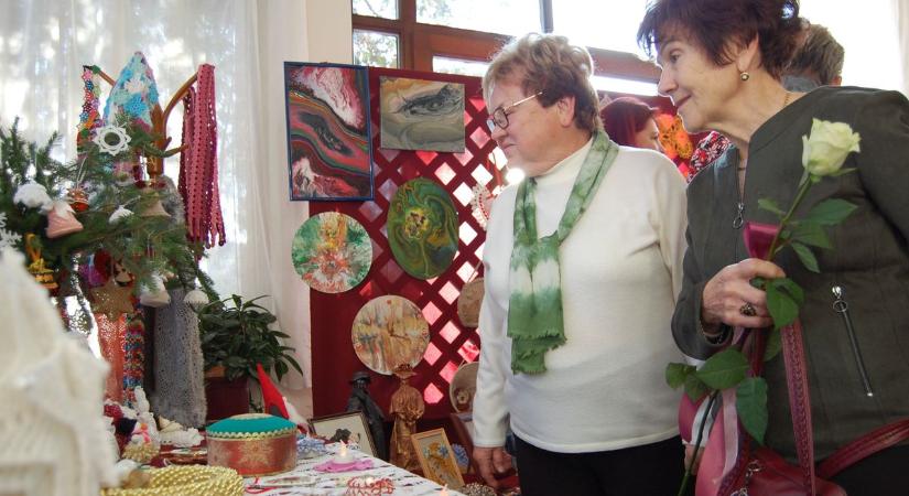 Kiállítás nyílt a húsz éve együtt alkotó lakiteleki asszonyok munkáiból – galériával
