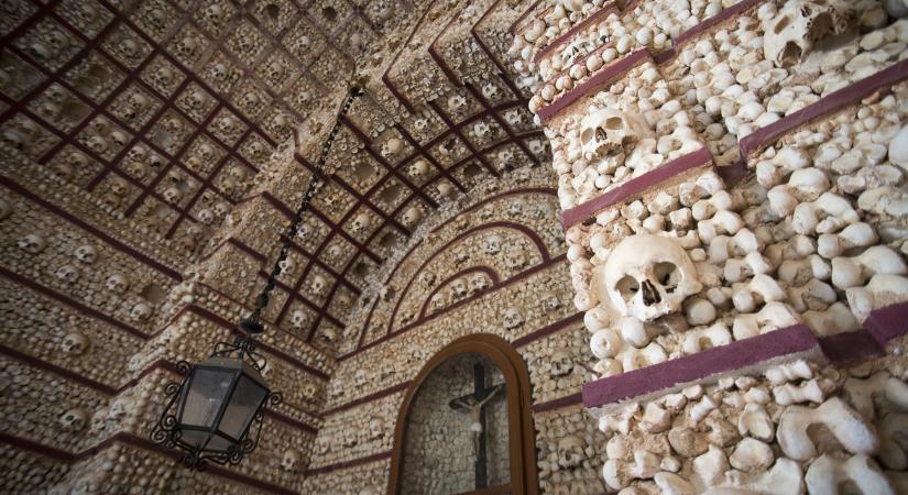 Borzongató hely a portugál csontkápolna: 5 ezer ember földi maradványa díszíti