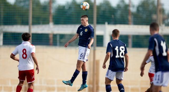 Eltiltják a fejeléstől a skót focistákat a demencia veszélye miatt