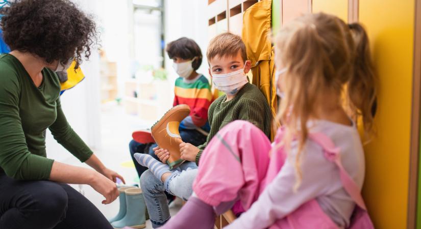 Alattomos betegség támadja a magyar szülőket: nincs gyógymód rá, ezek a tünetei
