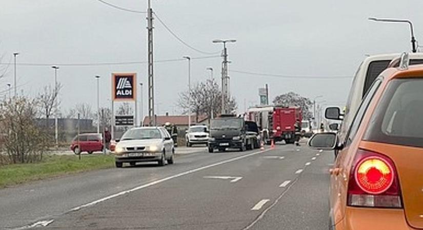 Két személygépkocsi ütközött Mohácson, a Pécsi úton