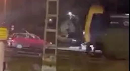 Videóra vették, ahogy egy személyvonat elsodor egy Suzukit Debrecenben