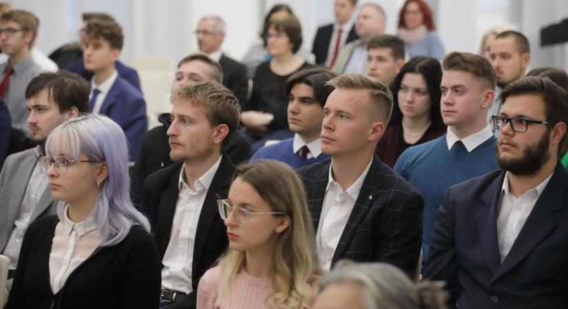 Ezúttal csaknem kilencven tanulónak nyújtott ösztöndíjat a fehérvári önkormányzat