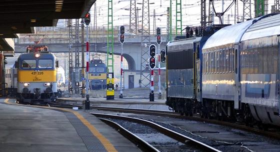 Vonattal ütközött egy autó Debrecenben, késnek a vonatok