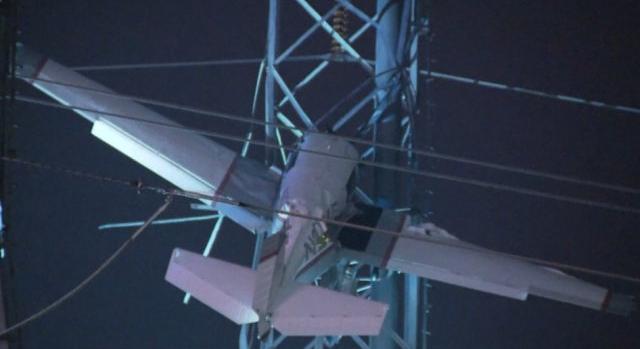 Villanypóznának ütközött egy kisrepülő, a pilótát és utasát a harminc méter magasan lógó gépből szabadították ki