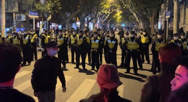 Jelentős rendőri erőt vezényeltek ki a lezárások ellen tüntető kínaiakkal szemben