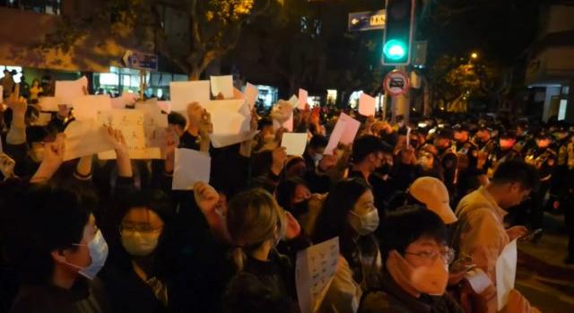 Elegük lett a 3 éve tartó szigorú korlátozásokból, rendőrökkel csaptak össze Kínában a tüntetők