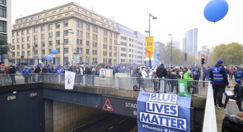 „Blue Lives Matter” – Betelt a pohár a rendőröknél Brüsszelben: tízezren vonultak az utcára