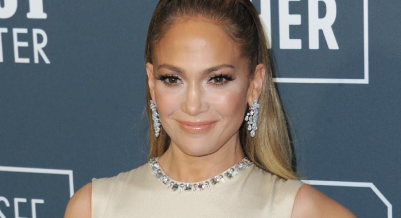 Jennifer Lopez úgy viselte a karácsonyi csúnyapulcsit, mint soha senki: igen meglepő darabbal párosította