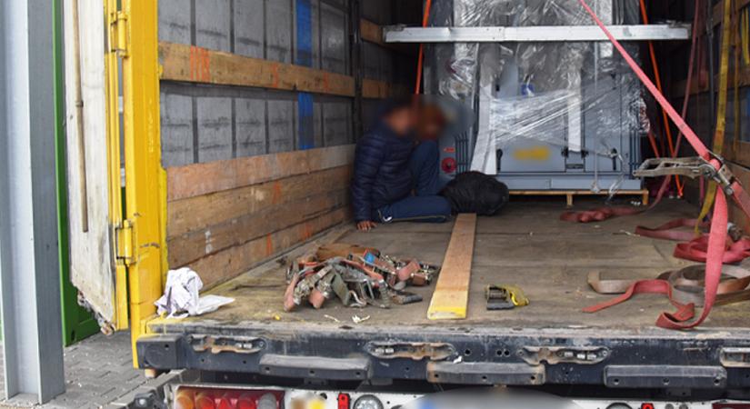 Migránsokra bukkantak egy kamion rakterében a hajdú-bihari határátkelőn