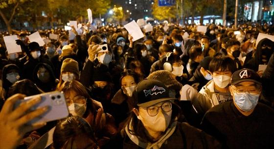 Megijedt a kínai kormány a tüntetésektől, rendőrök ellenőrzik az utcán a telefonokat