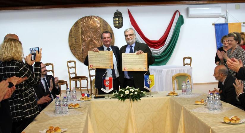 Testvérvárosi megállapodást írt alá Sümeg és a francia Draguignan