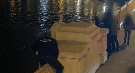 Videón, ahogy rendőrök húznak vissza egy zokogó nőt a Margit híd pereméről