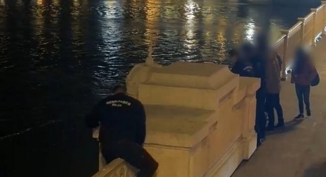 Videón, ahogy a rendőrök megmentik az egyetemista lányt, aki le akart ugrani a Margit hídról