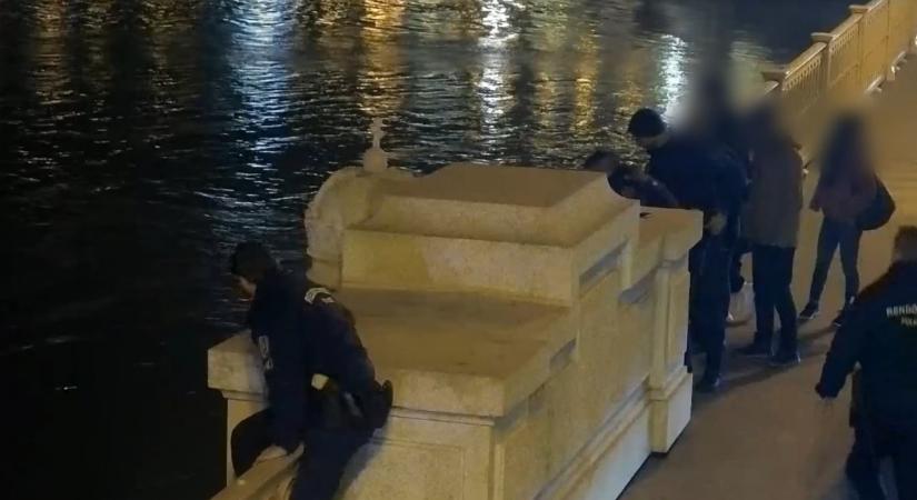 Rendőrök húzták vissza a Margit hídról leugrani készülő lányt (Videó)
